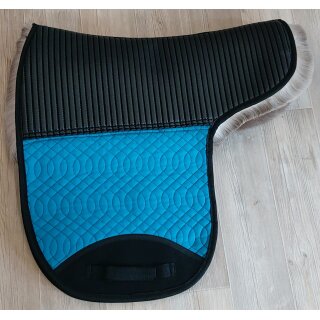 BARTL Rentierfell Satteldecke "AERIAL" DR, mit Teilfell unterlegt und Taschenfunktion petrol