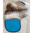 BARTL Rentierfell Satteldecke "AERIAL" DR, mit Teilfell unterlegt und Taschenfunktion petrol